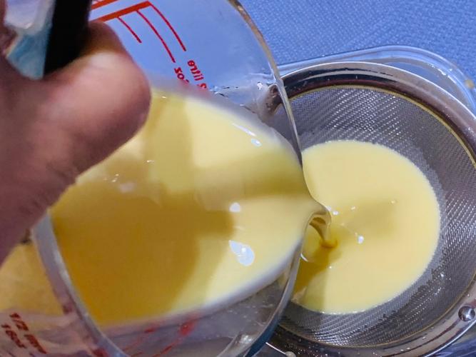 第一步自制蛋挞液的做法鸡蛋1个42g,淡奶油55g,牛奶55g,白糖/糖粉20g.