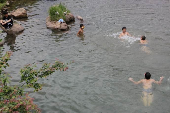 50年代儿童在河里游泳