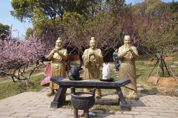 关羽和张飞,大家第一个想到的肯定是桃园三结义,位于三国人物雕像旁边
