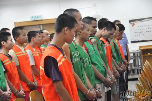 白沙一带的23名涉黑犯罪嫌疑人今天被法院一审宣判,首犯杨觉被判死缓