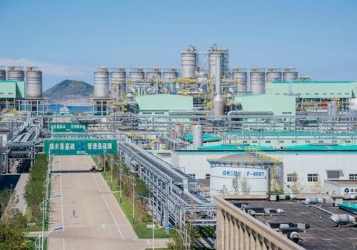 图为恒力石化(大连长兴岛)产业园 内的全球单体产能最大的pta工厂