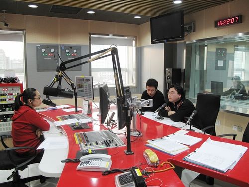 沙丹,张继东和主持人在中央人民广播电台直播间