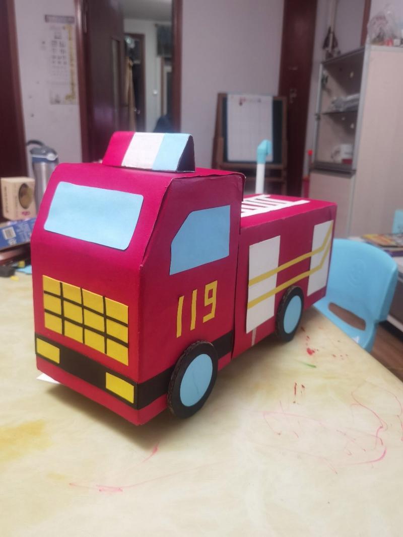 幼儿园手工纸箱汽车之消防车 周末手工作业是做纸箱汽车,闺女最喜欢
