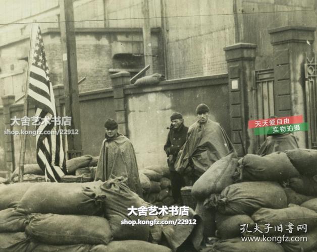 1932年日军侵华淞沪事变上海老照片, 美国驻上海总领馆门前架设起的