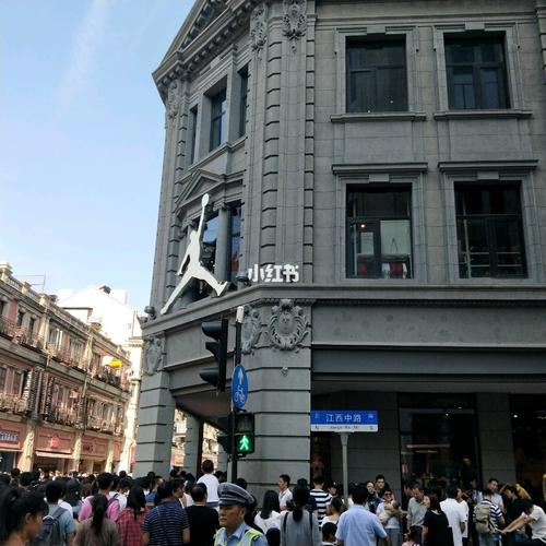 aj 位于上海南京路的aj店 分两层第一层基本为展示 第二层有新款鞋