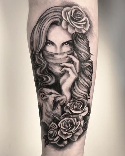 小臂黑灰写实玫瑰美女纹身图案