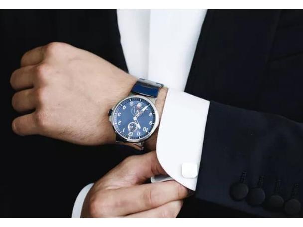最好将手表戴在左手上,因为表冠通常设计在手表右侧,左手戴表方便调节