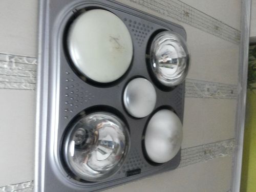 家里浴霸坏了两个灯泡,请问一下怎么拆下来换,我找不到电源,还是只能