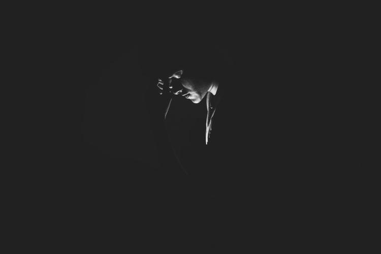 暗室单色人体摄影-人,单色,孤独,忧郁,悲伤,男人,男孩,表情,黑暗,黑白