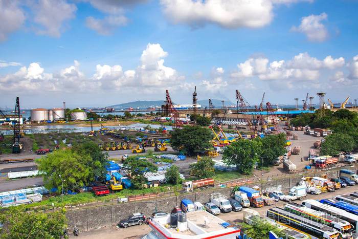 孟买2019年8月印度孟买港地区繁忙港口的俯视图孟买港或称前湾是乌尔