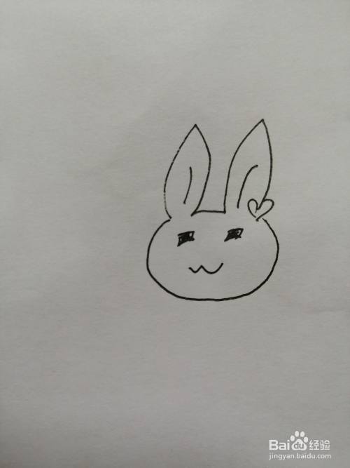 第四步,接着在小兔子的眼睛下面画出一条简单的弧形,小兔子的嘴巴就