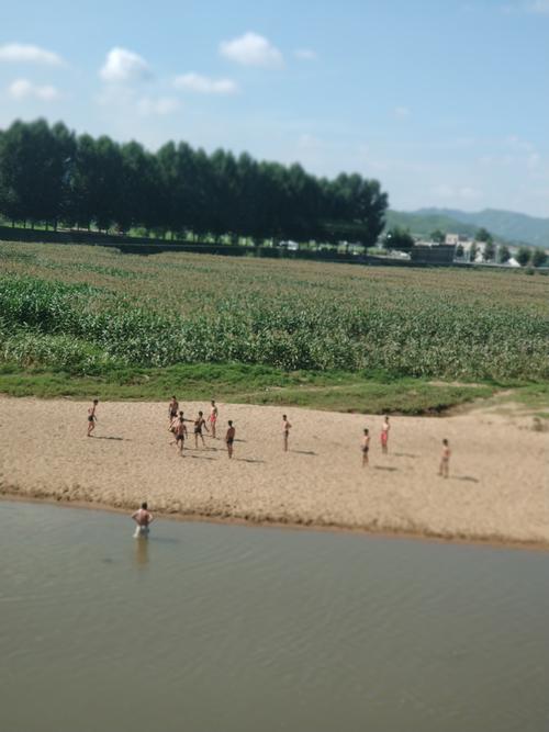 河边戏水的朝鲜儿童