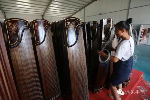 9月13日,河南兰考县君谊民族乐器厂的工人在车间里制作古筝.