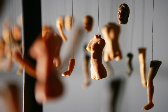 韩国艺术家借光影将肢解人体做成完整春宫图