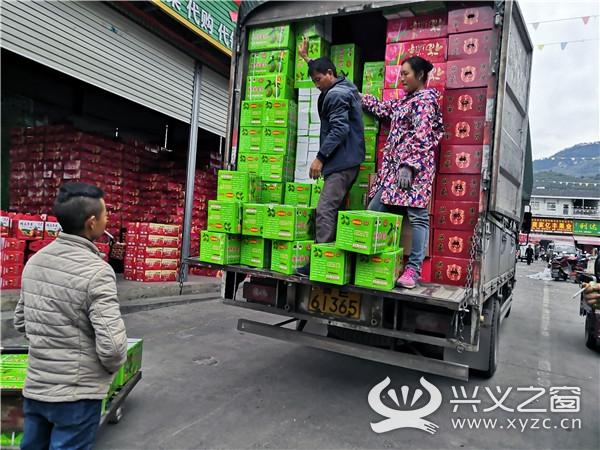 兴义水果市场:年货采购忙碌,礼盒装精品水果受欢迎