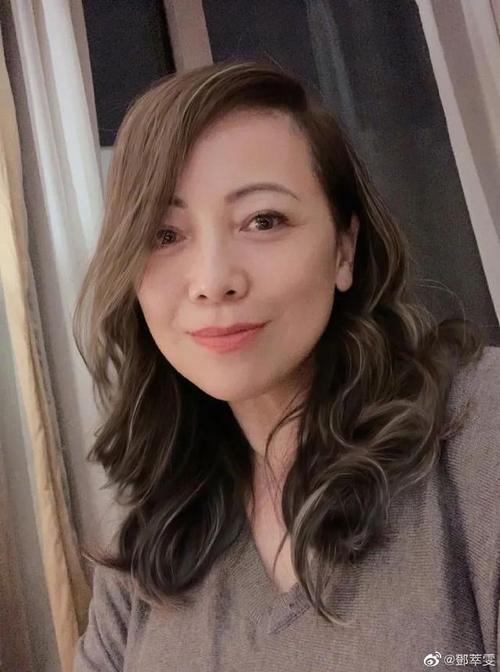 55岁邓萃雯自拍无惧展现岁月痕迹网民自信的女人好美