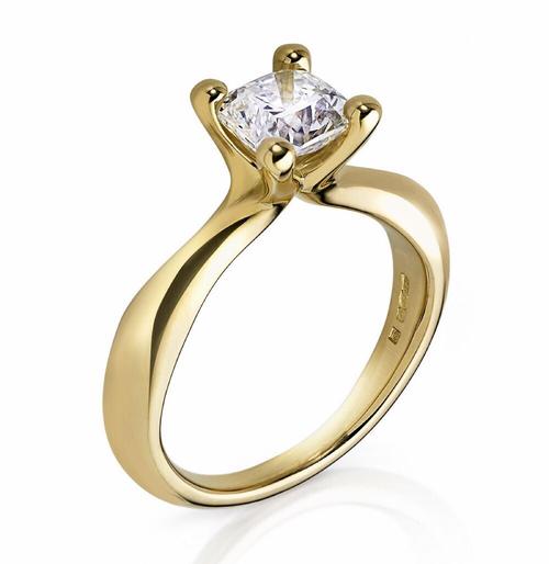 订婚钻戒,by arctic circle 主石为一颗方形切割钻石,戒托采用黄金