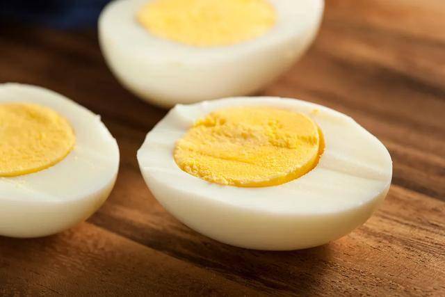 每天到底吃几个鸡蛋好?蛋黄越黄,越有营养?4个吃蛋真相,吃前必看