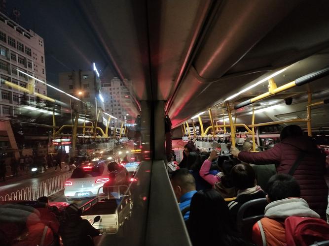 公交车上看夜景
