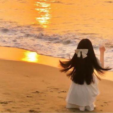 夕阳海边女神背影头像高清唯美好看的大海边夕阳背影头像女生图片