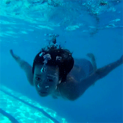 美女游泳动态图片