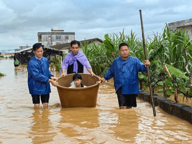 在博白镇茂江村抗洪抢险一线,镇村干部全力救助被洪水围困群众(央广网
