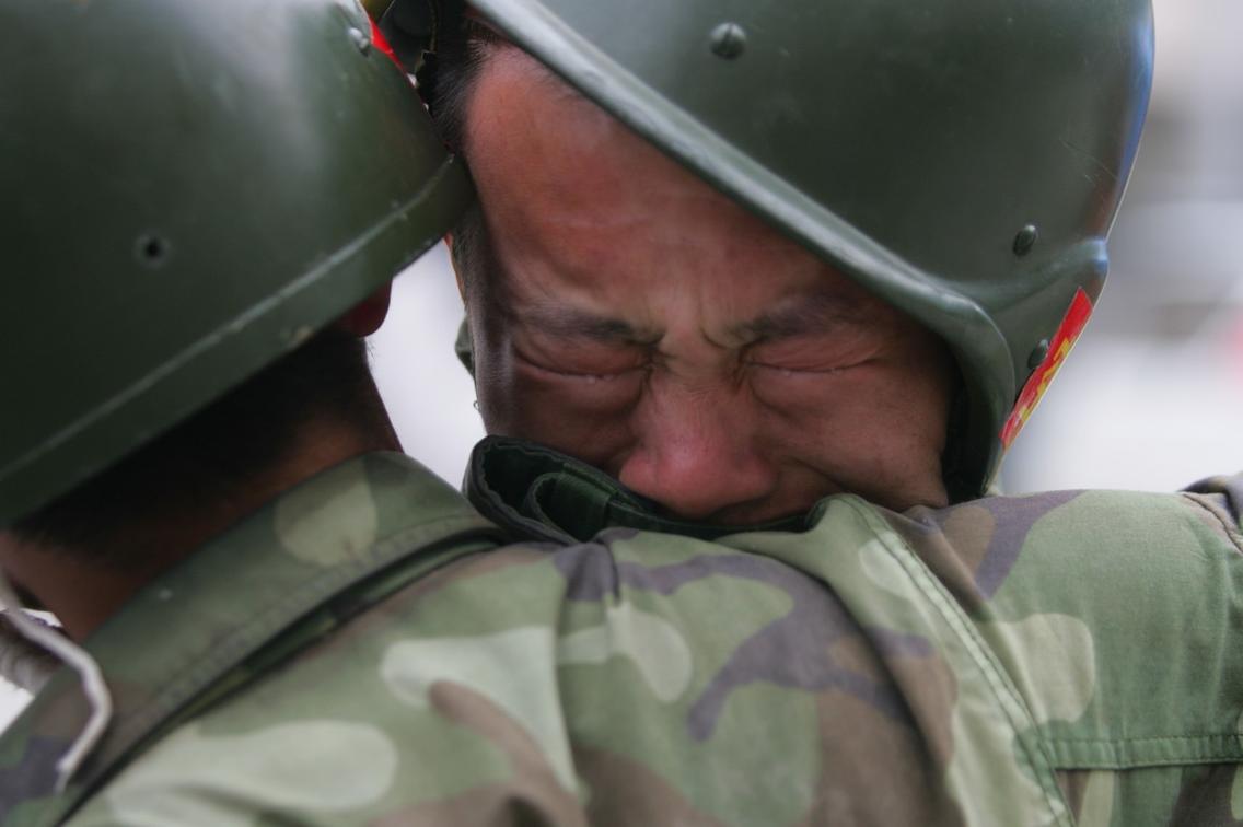 泪奔!回顾汶川地震14.6万军人舍命救灾10个感人瞬间