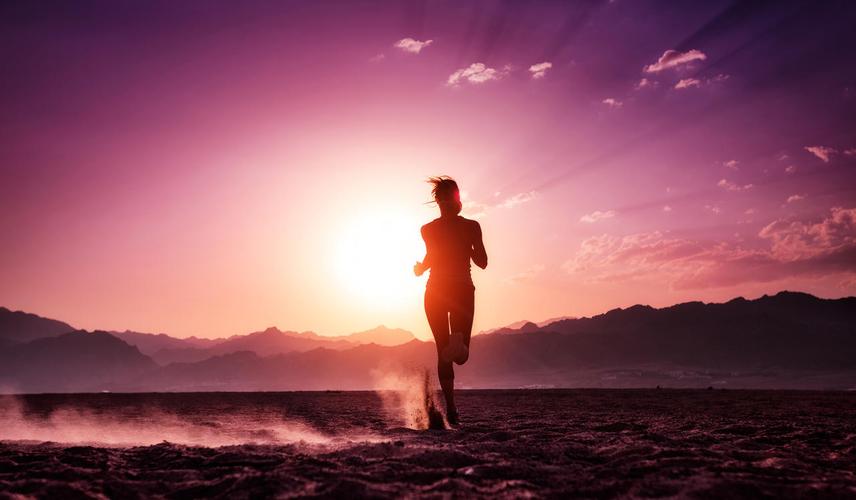 夕阳落日跑步的女人公园野外草原草地草坪励志奋斗运动健身户外跑步