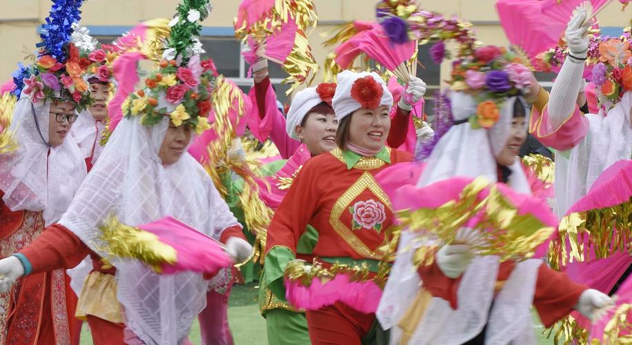 正月十五元宵节,汪清县鸡冠乡党委和政府,在鸡冠中学隆重举行全乡秧歌
