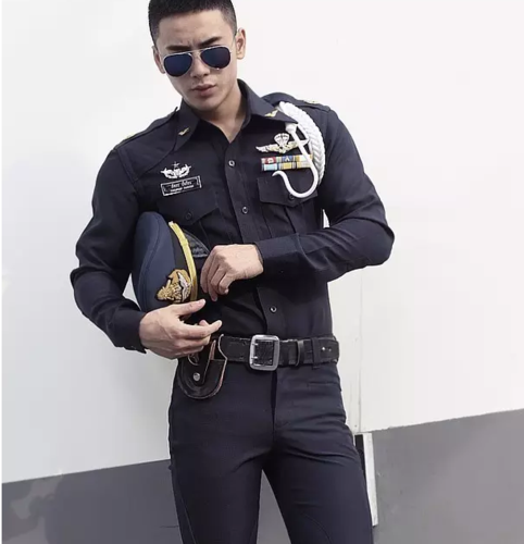 坊间流传最广的, 应当是他在2013年拍摄的泰系军警制服写真, 知乎
