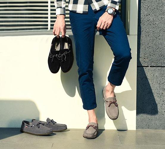 豆豆鞋特别适合春夏季节穿着,搭配简单的休闲裤子,就可以轻松的凹造型