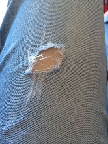 牛仔裤破了个这样的洞,怎么补合适啊
