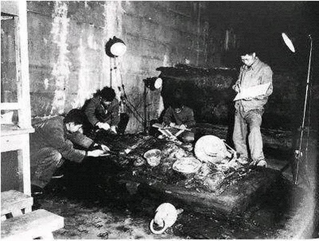 这张照片,是郭沫若带领一群人挖掘万历皇帝定陵时的一幕,照片中清晰