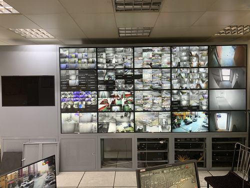 久屏显示32寸监视器应用于南京某小区监控室