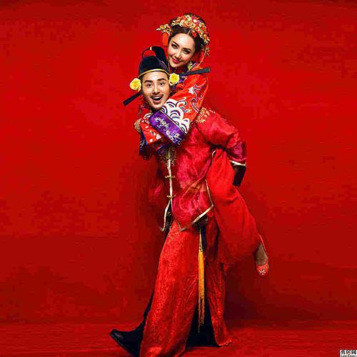 婚纱照带给你中式的魅力,新娘和新郎身穿大红色的复古,宽松的材质设计
