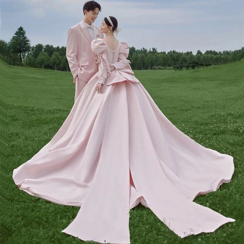影楼主题服装外景旅拍写真在逃公主粉色缎面森系婚纱拖尾拍照礼服