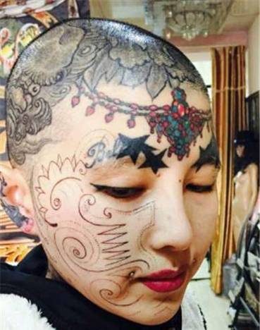 纹身前的高洁,算的上一位长相标志的美女,她是中国第一个在脸上纹身的