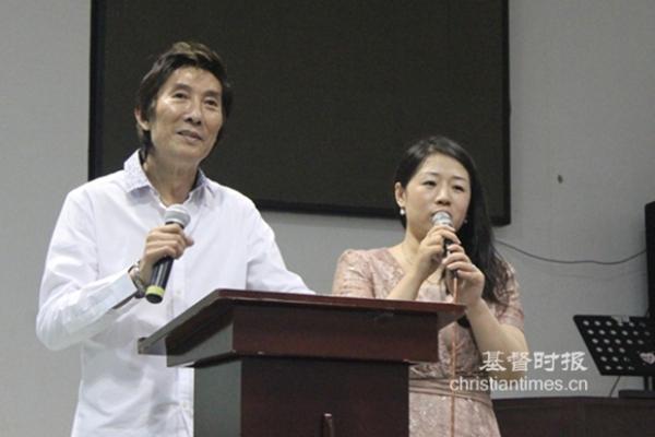 2014年9月9日晚,洪汉义在深圳梅林堂作见证.(图:基督时报/施迦南)