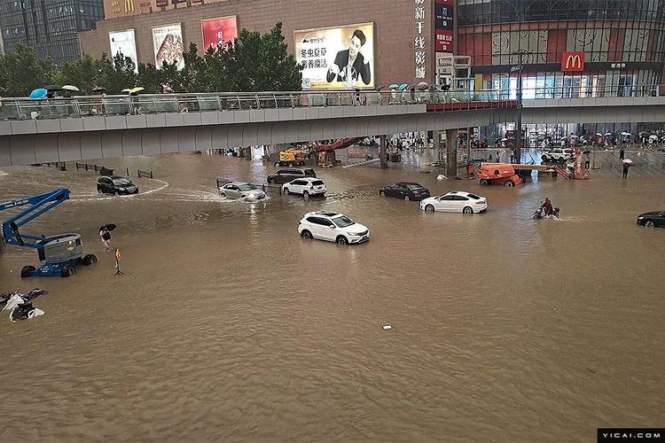 直击郑州暴雨地铁停运车辆被淹三天下了一年的雨量