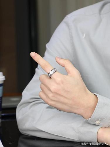 男人戴戒指到底应该戴在哪个手?