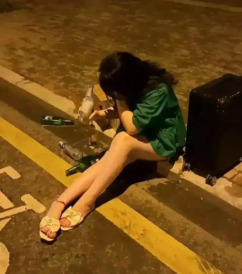 深圳一女子在街头买醉,一箱啤酒一个密码箱,这是个有故事的女人