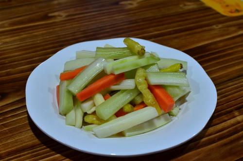 自己腌制的芹菜相当有自己的特色超解腻越吃越清爽很快就被一扫而空潮