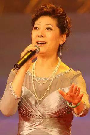 是新中国第一位杰出的抒情女中音歌唱家,原中央乐团国家一级演员,任