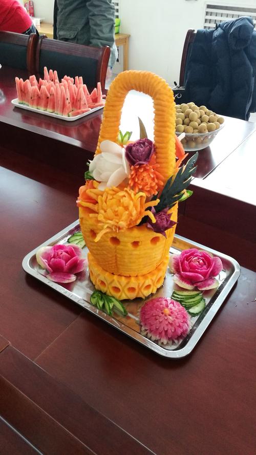 大厨王师傅用南瓜雕刻的花篮,心里美萝卜雕刻的鲜花,栩栩如生,形象