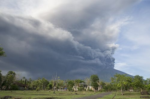 印尼巴厘岛阿贡火山喷发 火山灰如柱冲天
