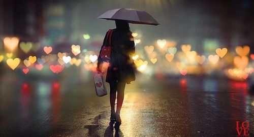 求一张一个人夜晚雨天在红绿灯的图片