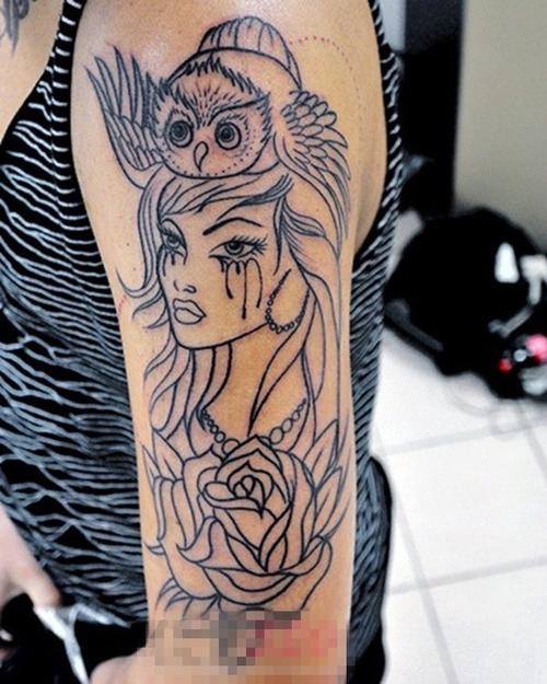 女生手臂上黑色线条创意猫头鹰女生人像和花朵纹身图案