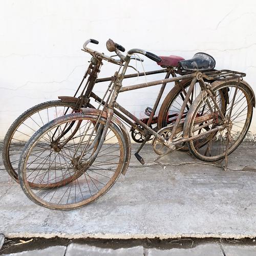 怀旧收藏7080凤凰冰棍自行车老物件老式旧金鹿二八自行车古董道具