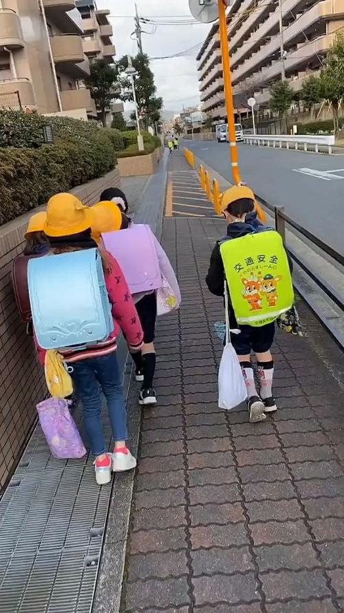 日本的小学生,一群小可爱们,自己去上学!