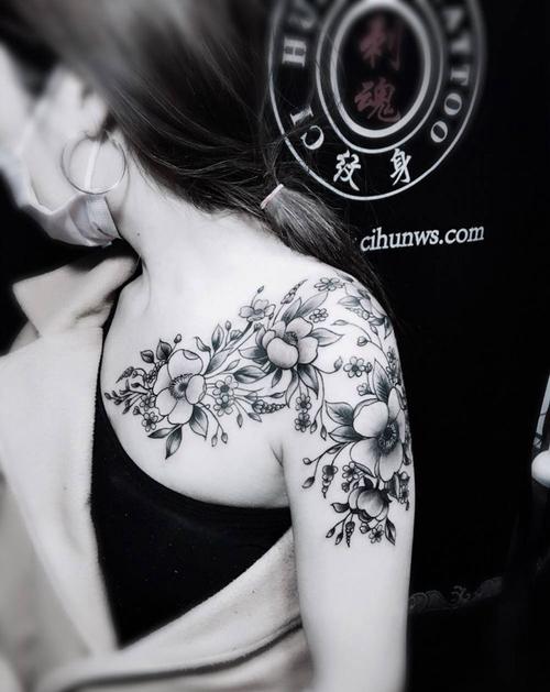 樱花半胛纹身纹身图片_成品肩部胸部国画传统静物植物纹身图案